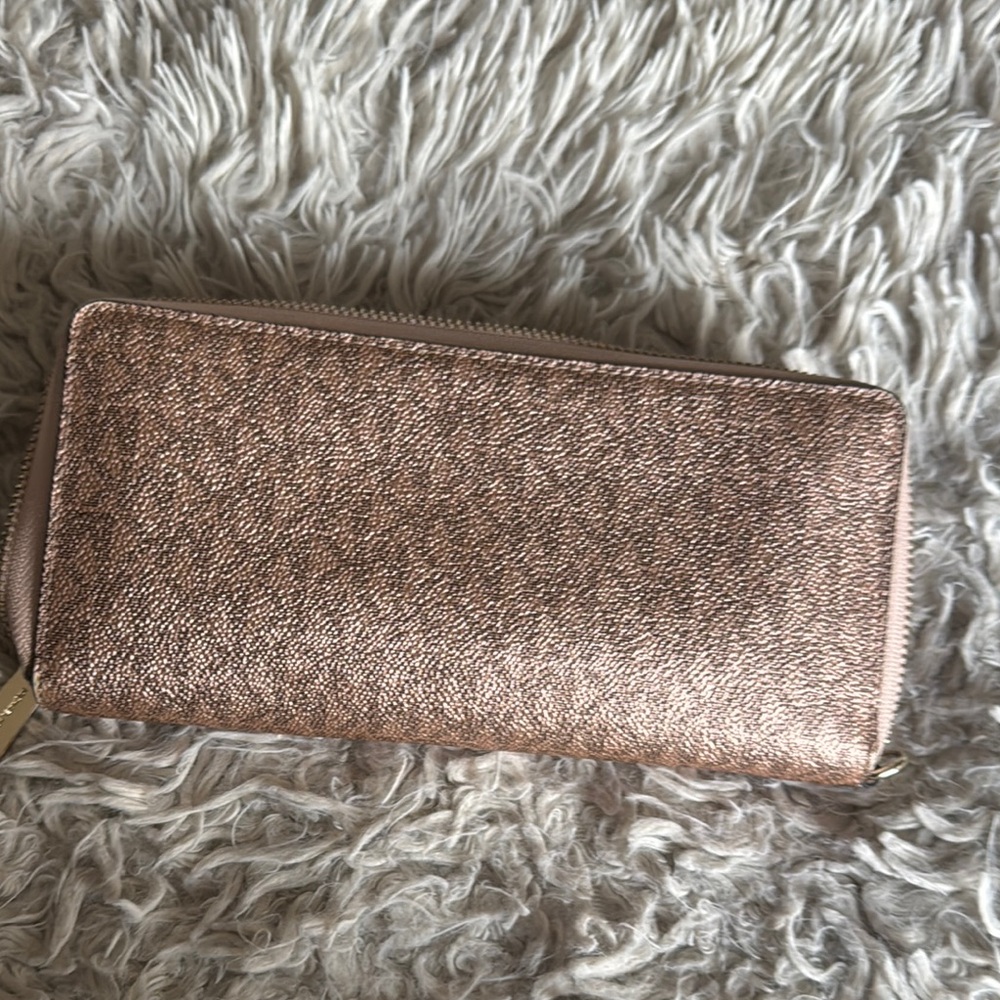 Michael Kors Gold Wallet Chic and Compact - Picture 5 of 5